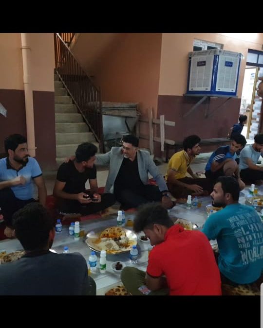 استاذ في قسم اللغة العربية يقيم مأدبة إفطار لطلبة الأقسام الداخلية